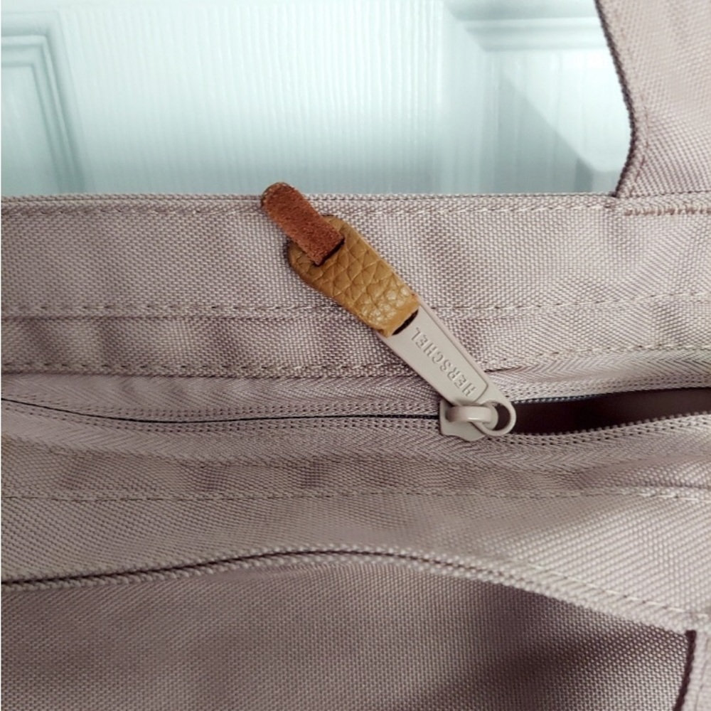 Herschel Supply Company Mica Style Tan Sand Neutral Zip Tote Bag - NWT - Picture 9 of 12